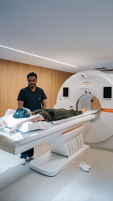 Profissionais conversando em ambiente acolhedor