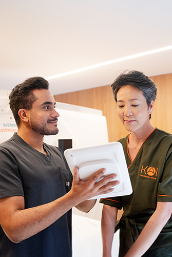 Mulher olhando tablet com holografia do corpo humano