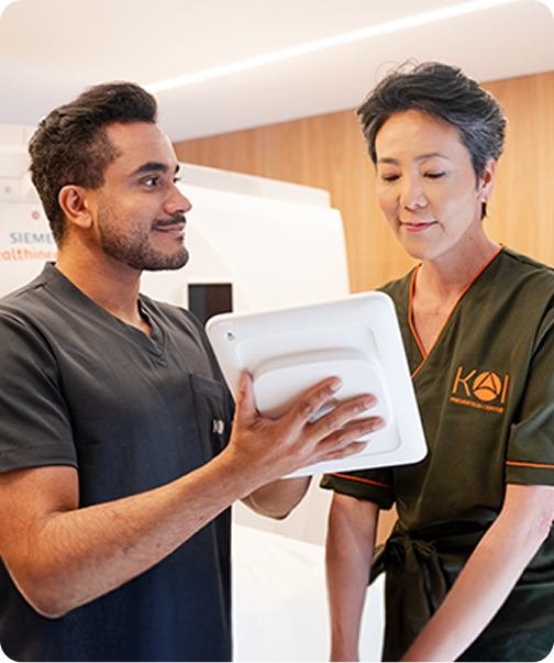 Médico e profissional KAI consultando exame