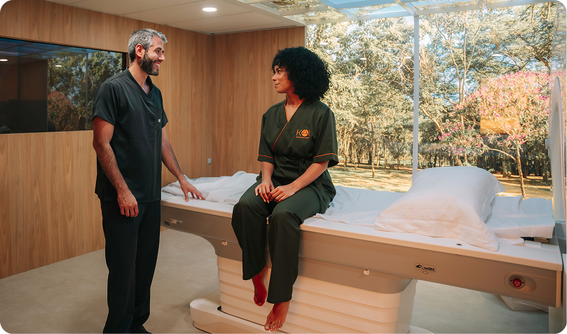 Médico e paciente em sala de exame